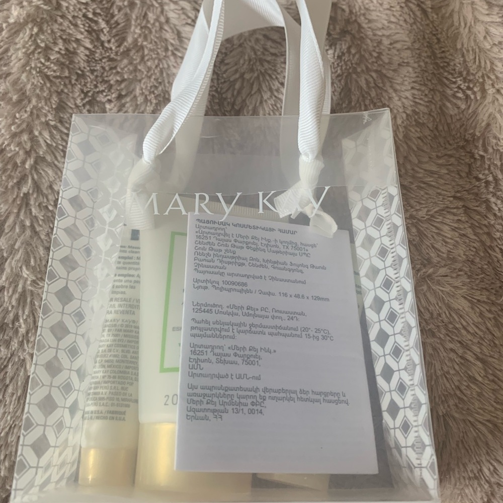 MARY KAY Satin Hand’s 3 piece set 
LNWOT